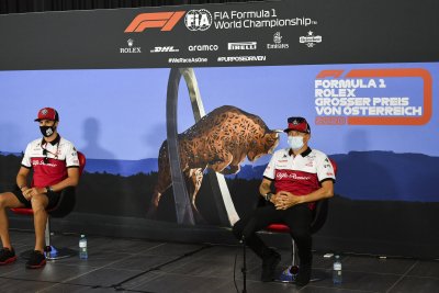 Alfa Romeo piloodid Antonio Giovinazzi ja Kimi Räikkönen pressikonverentsil.
