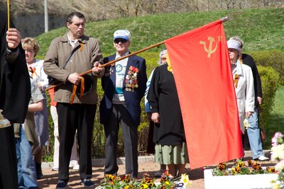 Punalipp ja veteranid Narvas 2011. aastal.