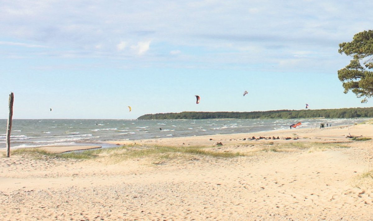 Vääna-Jõesuu rand on lisaks rannailmade nautijatele ka surfarite üheks lemmikrannaks, sest tuuliste ilmadega avanevad Vääna-Jõesuu rannas väga head surfi tingimused.