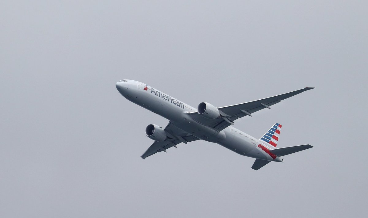 American Airlines lennuk tõuseb õhku Sidney lennujaamast