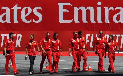 Ferrari meeskond rajaga tutvumas.