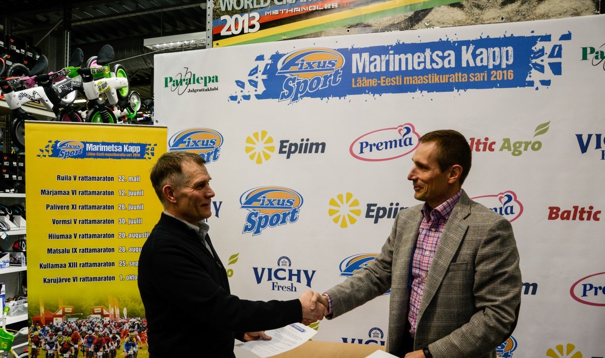 Jalgrattaklubi Paralepa juhatuse liige Jaan Saviir (vasakul) ja Fixus Sport esindaja Sten Pertnes