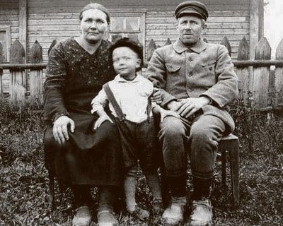 Kure talu viimane peremees Eduard Jürgens koos naise Ida Marie ja poja Jaaniga 28.10.1933. Foto: Eino Tombergi erakogu