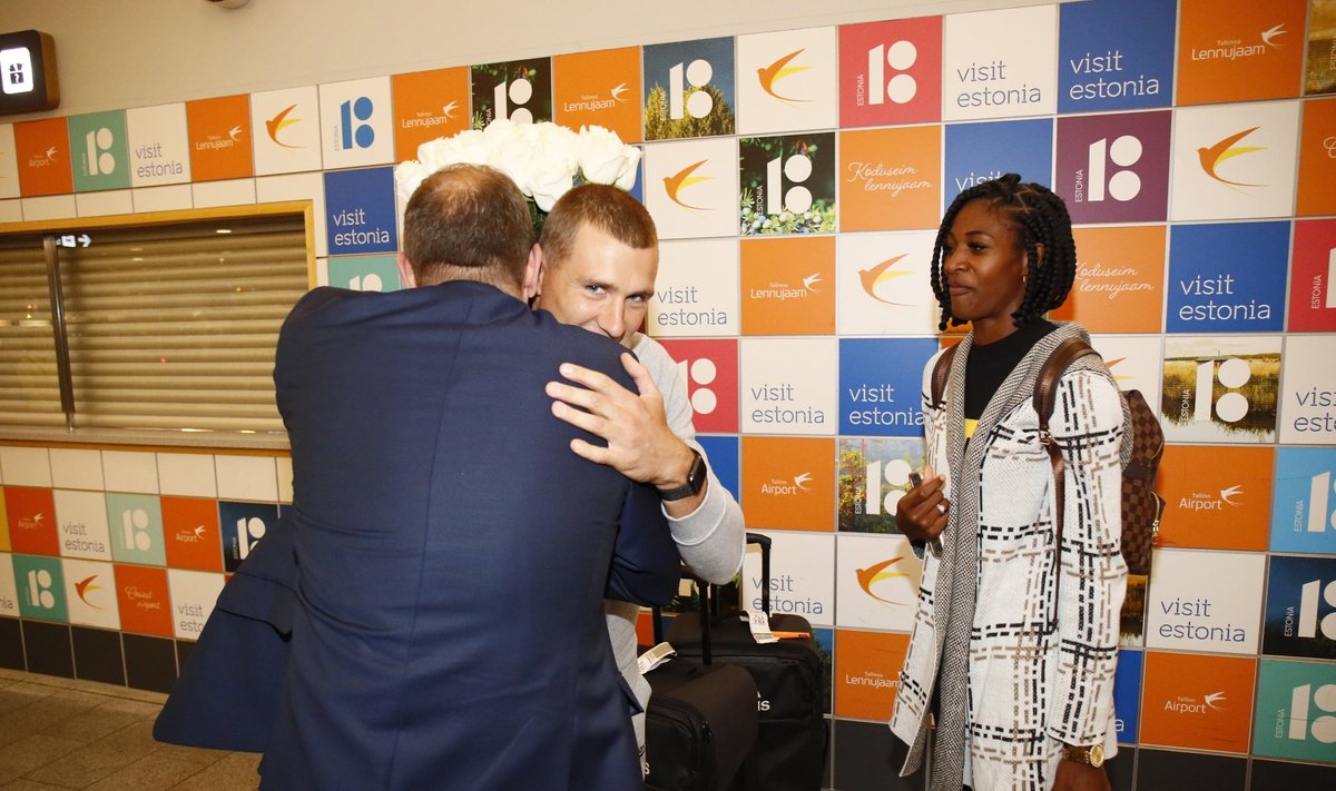 Maicel Uibo sai lennujaamas kõva kallistuse isa Toomaselt, mõistagi ei jäänud sellest ilma ka Shaunae Miller-Uibo.