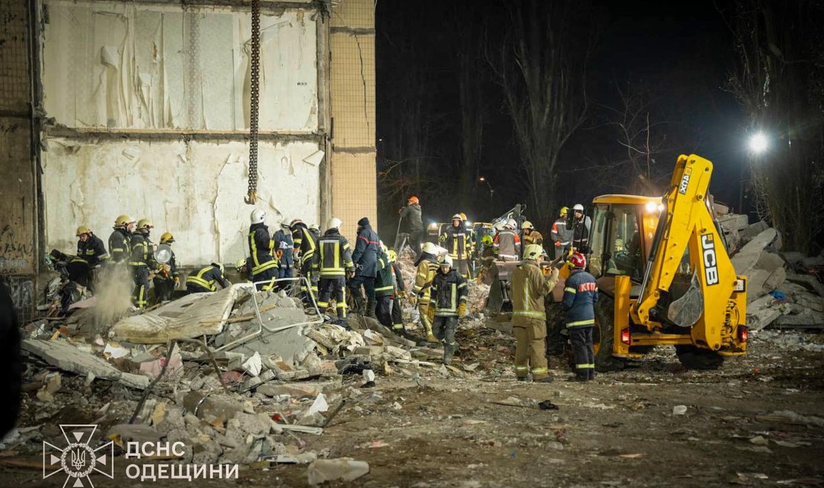 Число погибших при ударе по жилому дому в Одессе выросло до 12 человек -  Delfi RUS