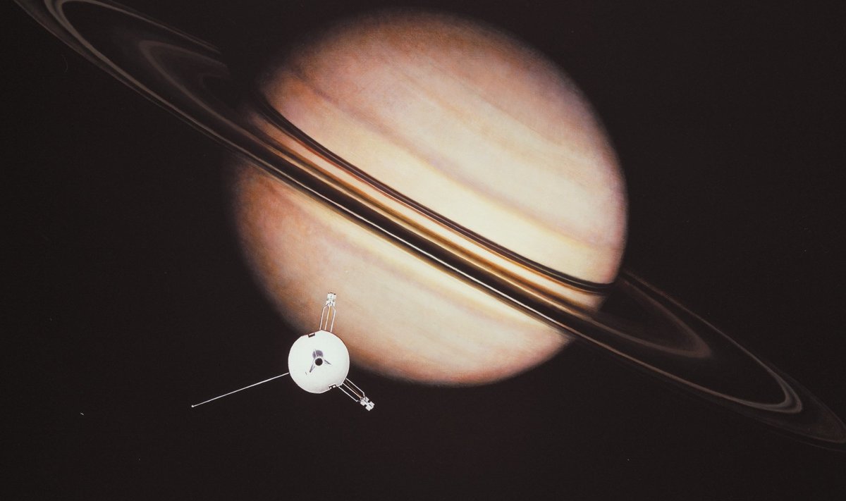 Pioneer 11 möödus 1979. aastal esimese aparaadina 21 000 kilomeetri kauguselt Saturnist. Kunstniku joonistus