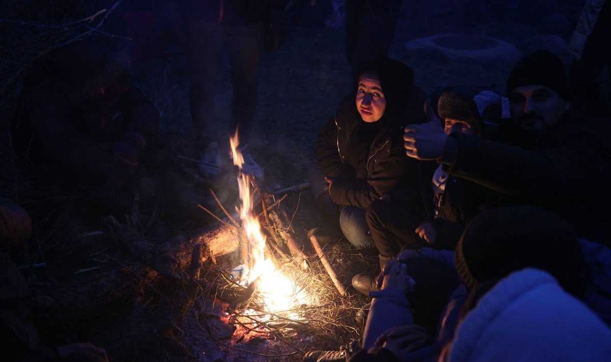 Iraagi immigrandid soojendavad end lõkke paistel