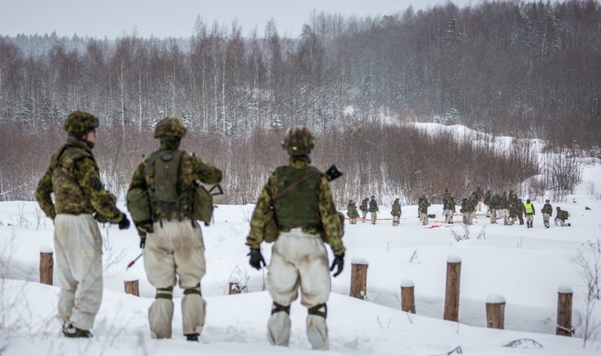 Ajateenijad harjutamas tõketest läbipääsude rajamist. 