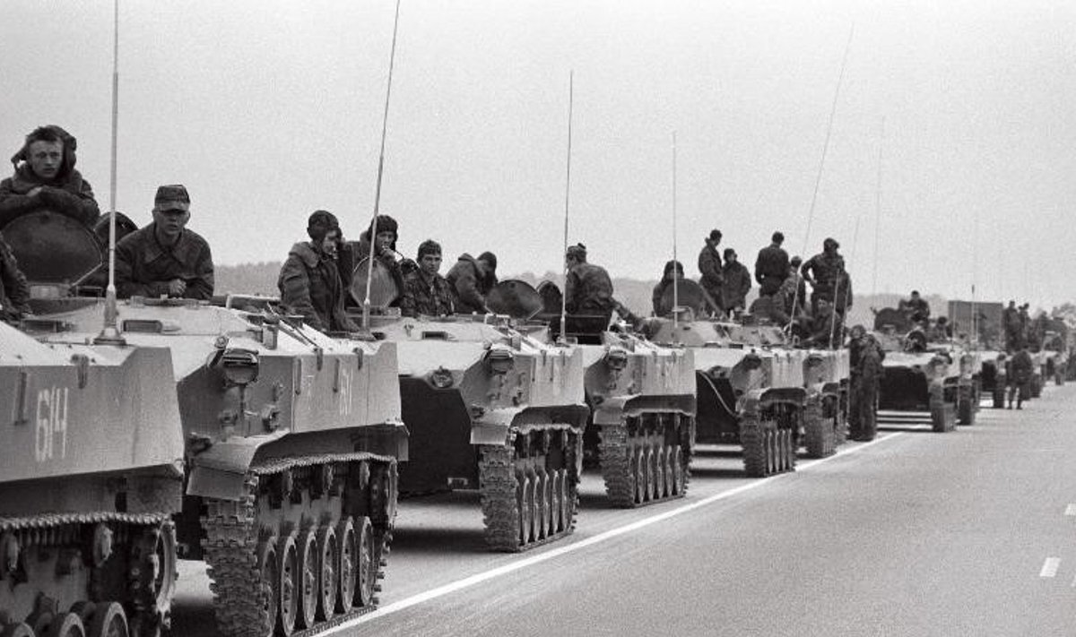 Eesti elanike jaoks oli ärevatel augustipäevadel kõige hirmutavam vaatepilt teedele ilmunud tankikolonnid.