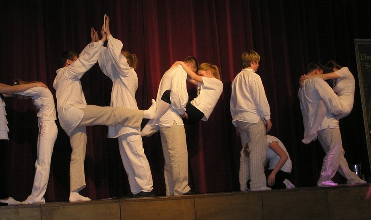 Tantsurõõmu noored moodustavad kirillitsas oma juhendaja nimetähti. Fotod: Reet Saar
