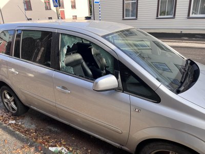 Разбитое стекло автомобиля на улице Александри в Тарту