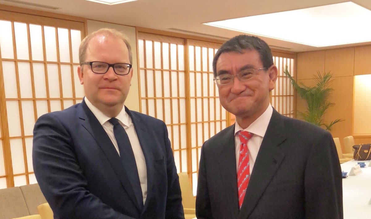 Euroopa Parlamendi liige Urmas Paet ja Jaapani välisminister Taro Kono (ametlik foto)