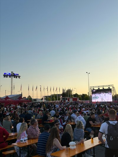 Рядом с ареной расположена фан-зона, где установлены большие экраны с трансляцией матча, а также палатки с напитками и закусками.