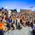 ФОТО: Теплый летний вечер привлек в центр Таллинна сотни любителей футбола