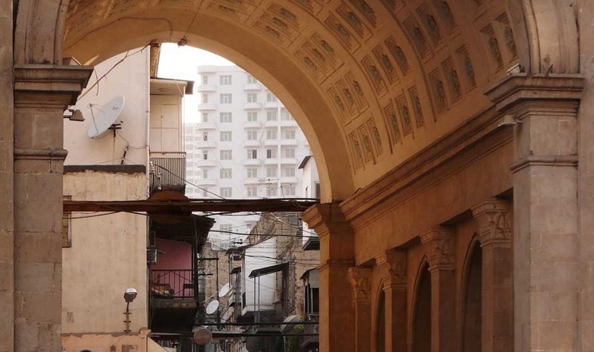 Aserbaidžaani prospekti palistavate hoonete taga pulbitseb argine Bakuu. (Foto: Villem Tomiste)