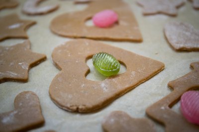 Pevkurite pere piparkoogid on klaasaknaga. Selleks tuleb lõigata piparkoogi sisse avaus ja panna sinna sulama värviline klaaskomm.