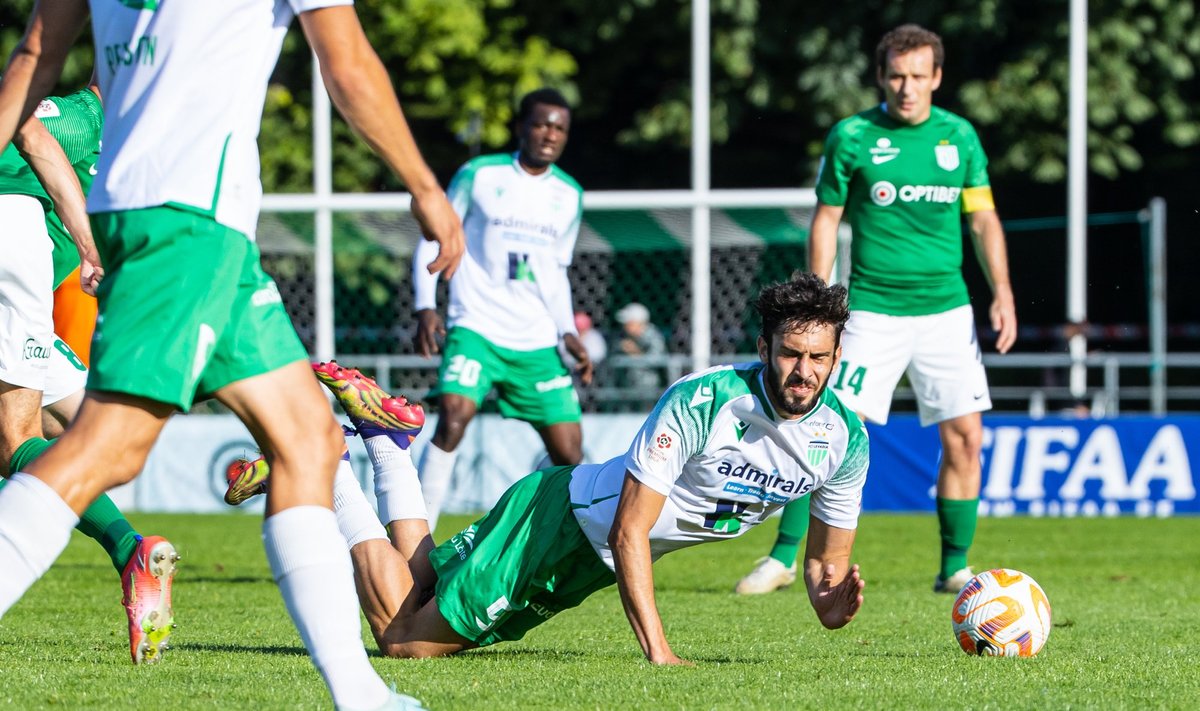 FCI Levadia mängijad kohtumises Floraga