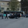 ФОТО И ВИДЕО: Авария в Мяннику: автомобиль перевернулся на крышу, трое пострадавших
