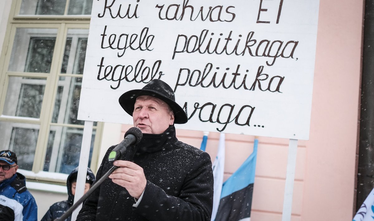 EKRE endise juhi Mart Helme taga olev plakat annab edasi paljude tunnetust