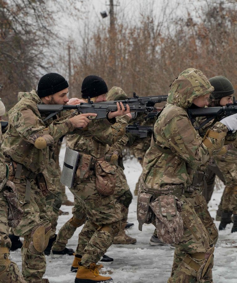 Ukraina sõdurite korraldatud sõjaline väljaõpe tsiviilisikutele. Foto on tehtud 23. novembril 2024.