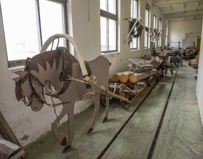 Kitsukesse katlamajja pressitud imeline põllutööriistade varamu.