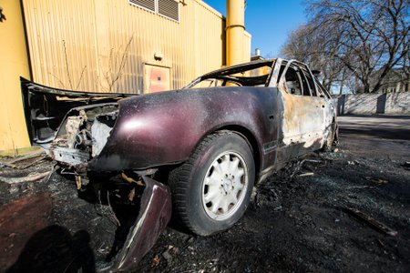 Niine 11 parklas maani maha põlenud Mercedes-Benz 
