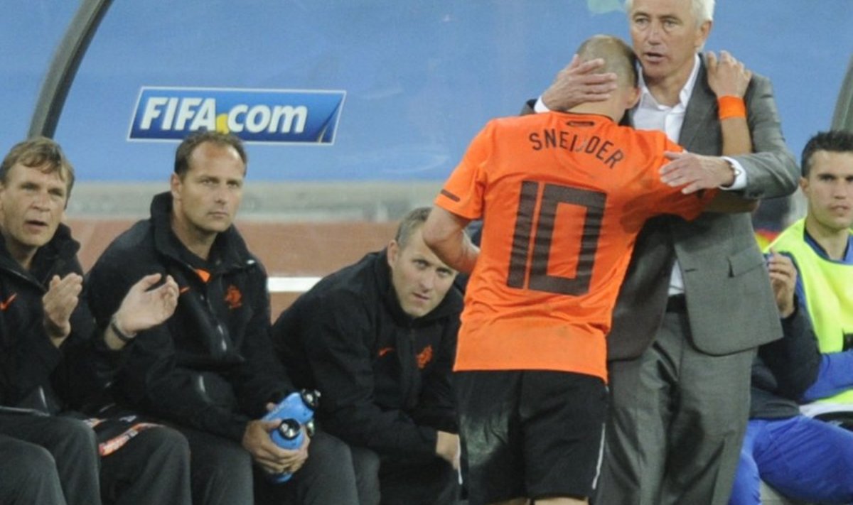 Peatreener Bert Van Marwijk ja poolkaitsja Wesley Sneijder