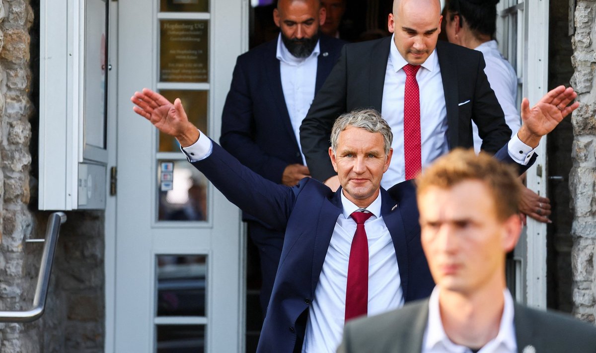 AfD esikandidaat Tüüringi liidumaal, tõstetud kätega Björn Höcke tähistab valimistulemusi. 