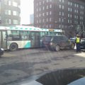 ФОТО: Повздорившие водители автобуса и легковушки нарушили движение в центре Таллинна
