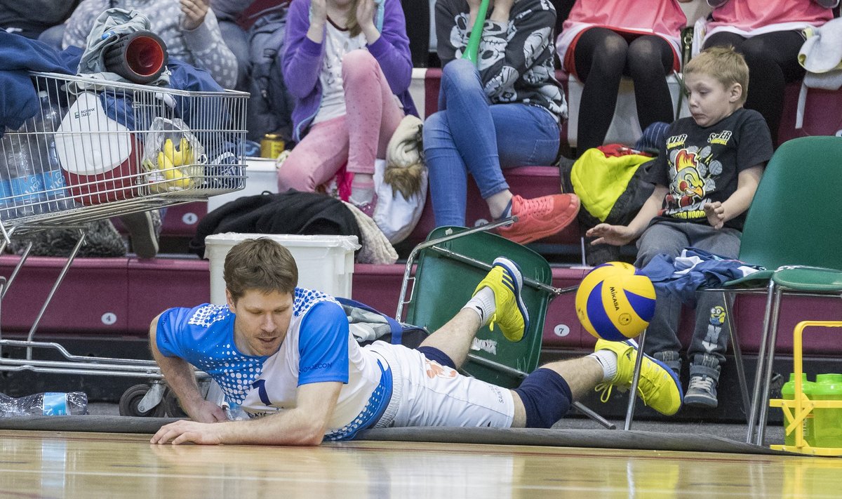 Tartu libero Rait Rikberg põrutas palli päästes isegi läbi toolide, kuid meeskonnal ei olnud kaotusest pääsu.