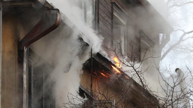 FOTOD ja VIDEO | Tallinnas Pebre tänaval põles lausleekides elumaja. Üks inimene hukkus, 12 on viidud haiglasse