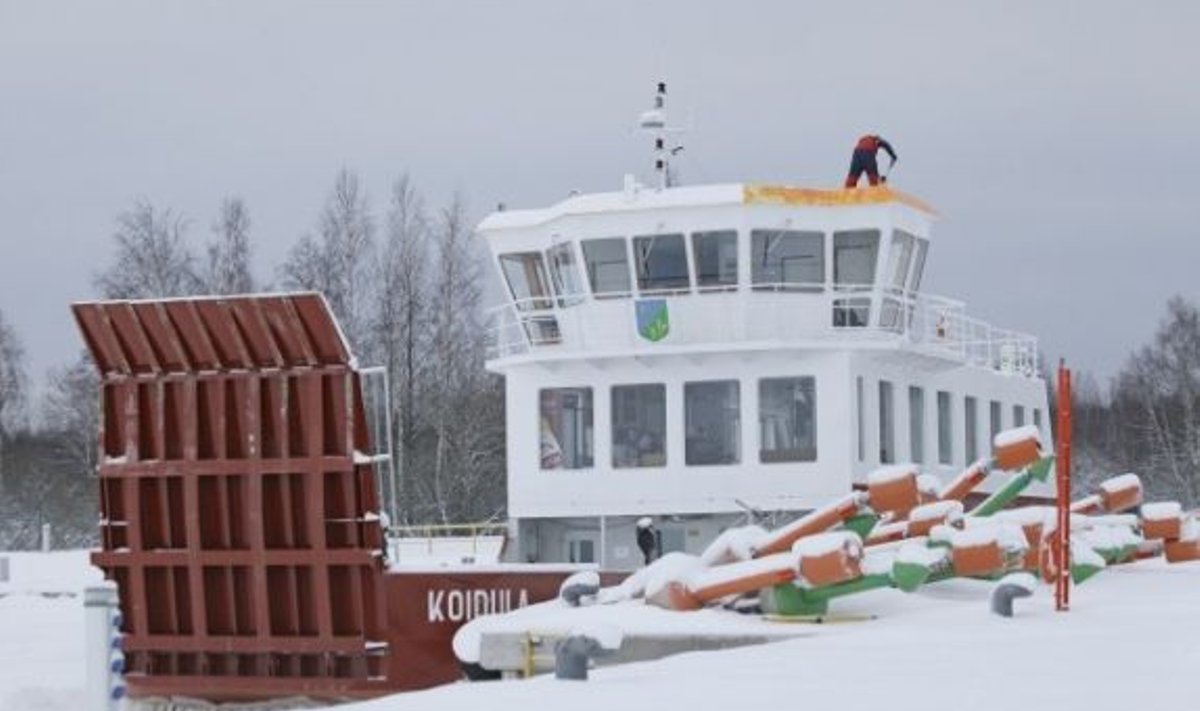 Piirissaarega ühendust pidav reisiparvlaev Koidula on jäävangis Laaksaare sadamas.