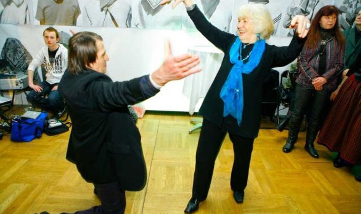 Eesti akvarelli grand old lady Valli Lember-Bogatkina, kes KuKus käinud juba 1930. aastate lõpul kunstitudengina, ja arhitekt Jaan Olliku tantsuline kirg pole aastatega jahtunud.