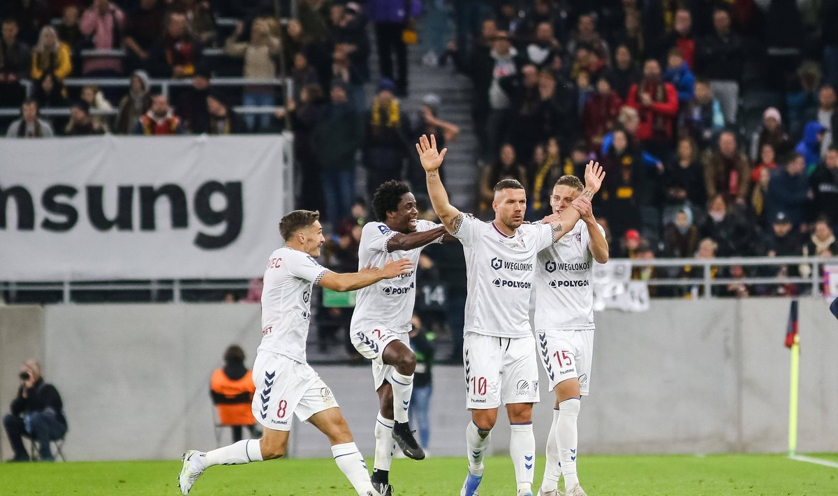 Lukas Podolski (nr 10) on endiselt suurepärases vormis.