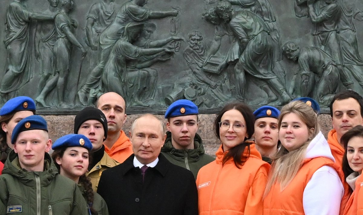 PUTINJUGENDLASED: Putin ja Junarmija liikmed eelmise aasta sügisel Punasel väljakul.