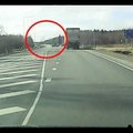LUGEJA VIDEO: Uskumatu, kuidas inimesed ei jälgi peateele sõites liiklust