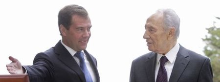 Dmitri Medvedev võõrustab üllatusvisiidile saabunud Shimon Peresit