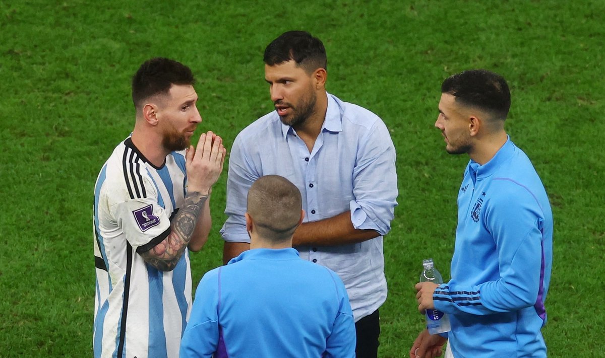 Lionel Messi (vasakul) ja Sergio Agüero (keskel)