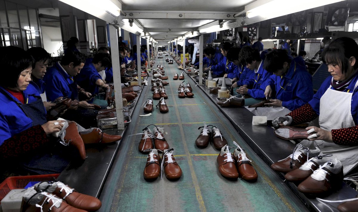 Aastases võrdluses suurenes Hiina tööstustoodang detsembris 5,9%, novembris oli see näitaja 6%. Fotol jalatsite tootmine Lishuis, Zhejiangi provintsis