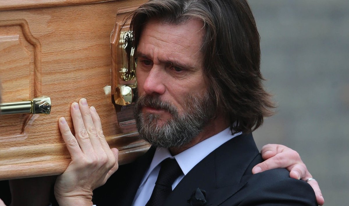 Jim Carrey White'i matusel kirstu kandmas.