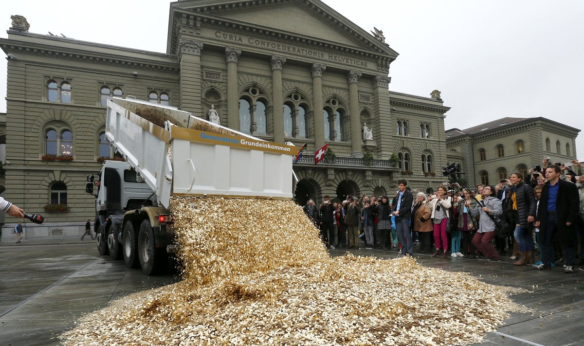 Šveitsi kodanikupalgaaktivistid demonstreerisid vajadust igaühe-sissetuleku järele, kallates Berni südalinnas maha koormatäie viiesendiseid.