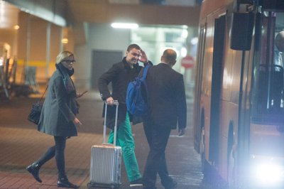 Rõivas lehvitab fotograafile enne Frankfurdi lennule viiva bussi peale astumist Tallinna lennujaamas