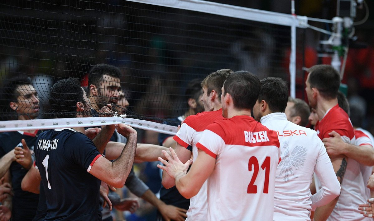 Iraan - Poola mängujärgne kätlemine kujunes tuliseks.
