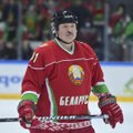 VIDEO | Lukašenkal löödi hokimängus mokk lõhki