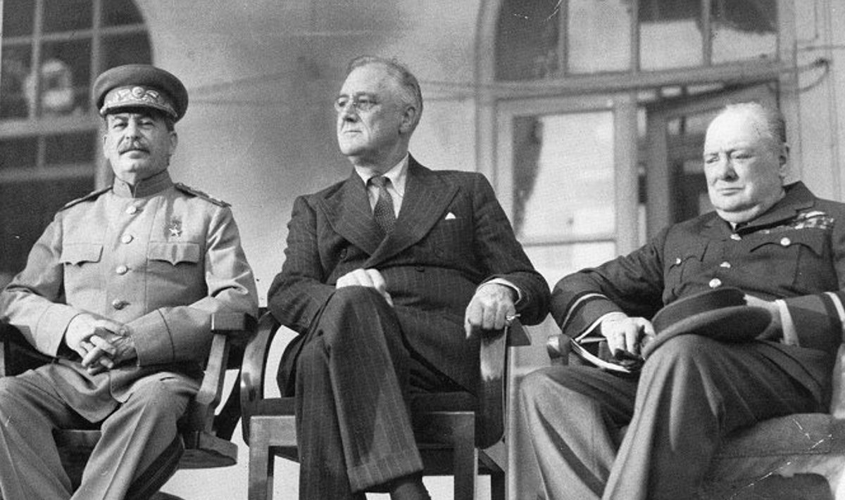 Vasakult: Joseph Stalin, Franklin D. Roosevelt ja Winston Churchill 1943. aastal Teherani konverentsil Vene saatkonna ees (Foto: Wikipedia / USA sõjavägi)