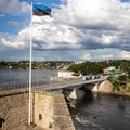 Современные реалии: на нарвском мосту Дружбы встречаются туристы из России и жертвы войны из Украины