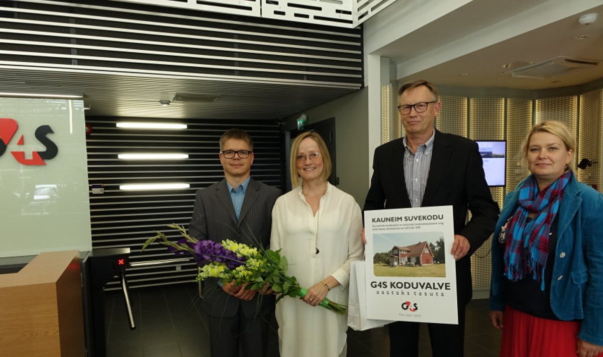 Auhinna saajad Marika ja Erik Hanson koos  G4Si turundusjuht Tarmo Pärjala ja Maakodu peatoimetaja Kadri Trammiga.