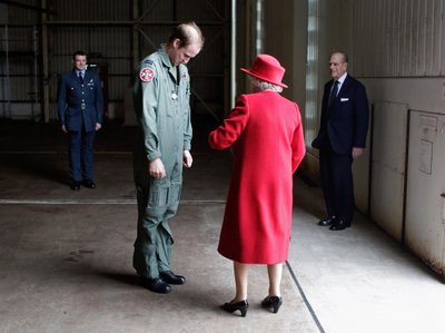 Kuninganna ja prints Philip külastavad 2011. aastal Afganistani sõjaväebaasis teenivat Williamit