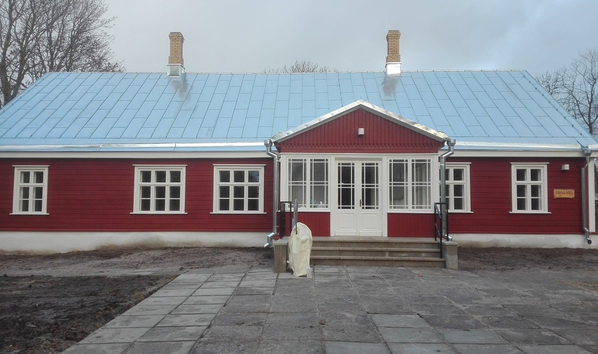 Renoveeritud Ruhnu koolimaja. 