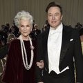 Unustage luksushotellid: Elon Muski ema magab poega külastades garaažis